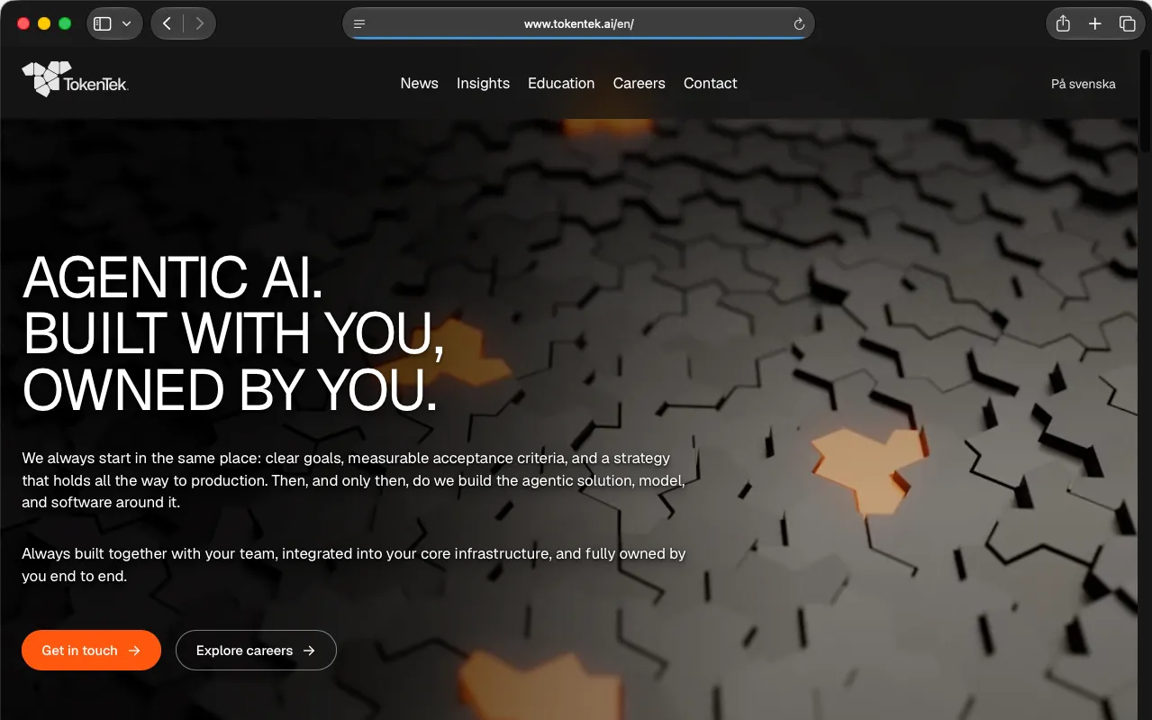 Safari visar startsidan på nya tokentek.ai, med hjältefilmens plattmönster och orden Agentic AI, built with you, owned by you.